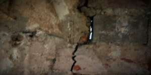 crack in wall 